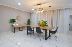 Menlyn Maine - Smart home with beautiful pool and garden